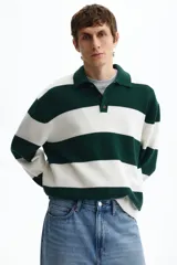 Remera polo de punto fino de algodón con diseño a rayas horizontales en verde oscuro y blanco, de manga larga, con cuello clásico y cierre frontal de tres botones.