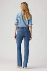 Pantalón de jean azul de tiro alto, ajustado en cadera y muslos, con pierna acampanada.