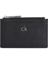 Tarjetero/billetera compacto de poliuretano negro con textura Saffiano. Presenta múltiples ranuras para tarjetas, un bolsillo superior con cierre metálico plateado y el logo metálico de Calvin Klein (ck) en el frente.