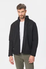 Campera polar de abrigo con cuello alto, cierre frontal y bolsillos laterales. Presenta detalles de marca en el cuello y en la manga.