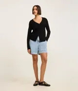 Cardigan de punto fino color gris, con escote en V, cierre frontal con botones y mangas largas. Confeccionado en una mezcla de viscosa y poliamida.