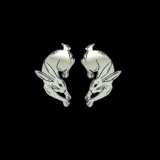 Par de aros plateados con forma de conejo.