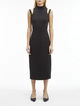 Vestido midi negro de punto técnico con corte entallado, cuello perkins, cremallera trasera, sin mangas, recortes en forma de media luna en los hombros, detalles de costuras verticales en la parte frontal y posterior, y hendidura en la espalda.