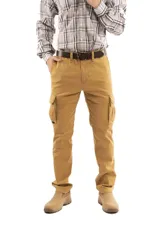 Pantalón cargo de gabardina color mostaza, con corte recto, bolsillos laterales con solapa y cierre frontal con botón y cremallera.