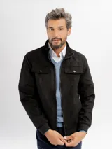 Campera de estilo casual confeccionada en tejido suave con textura tipo gamuza. Presenta cuello alto, cierre frontal, bolsillos laterales y bolsillos frontales con solapa. Incluye detalles de costuras en las mangas y terminaciones elastizadas en puños y cintura.