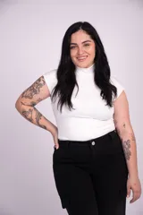 Top blanco de manga corta japonesa y cuello alto, confeccionado en poliéster y elastano, de diseño ajustado al cuerpo.