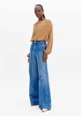 Pantalón de jean azul de corte palazzo con costuras verticales en el frente.