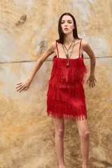 Top color beige de rafia con tirantes finos.