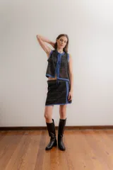 Minifalda tejida calada color camel con lurex azul, con tajo lateral.