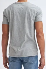 Remera de manga corta y cuello redondo en color gris melange, de diseño básico y corte clásico.