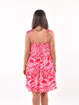 Vestido corto de tirantes con estampado animal print en tonos rosado y fucsia, diseño en capas con volados fruncidos.