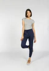 Babucha deportiva azul marino con puños elásticos, bolsillos frontales y cordón ajustable en la pretina.