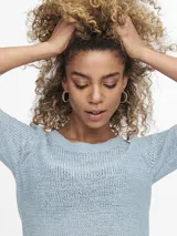 Sweater de punto con cuello redondo y manga larga, de corte regular y textura suave.