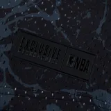 Musculosa de básquet negra con estampado abstracto en gris. Tiene cuello y sisas con ribete blanco. Estampado frontal con el nombre "Chicago" en rojo con borde blanco y el número 8 en rojo con borde blanco.