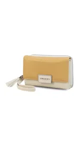 Billetera mediana de diseño bicolor, combinando una solapa en tono dorado metalizado con cuerpo en color negro. Presenta cierre perimetral, correa de muñeca extraíble con detalle de borla y placa metálica con logo de la marca en el frente.