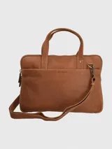 Maletín de cuero natural con compartimento principal con cierre, bolsillo interior acolchado para laptop, bolsillos adicionales con cierre y correas ajustables y desmontables.