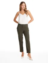 Pantalón de vestir corte slim color verde militar, con cierre frontal, bolsillos laterales con detalle plisado y bolsillos traseros tipo ojal.