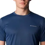 Remera de senderismo Columbia de manga corta, confeccionada en tejido técnico con tecnología Omni-Wick de alta absorción y secado rápido. Presenta cuello redondo y logo de la marca estampado en el pecho.