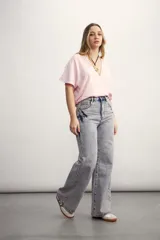 Pantalón de jean celeste con efecto lavado, corte recto y tiro alto.