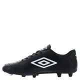 Championes de fútbol 11 Umbro modelo Classico II HG, color negro con detalles en blanco. Presentan un diseño clásico con costuras reforzadas en la puntera para mayor durabilidad, cierre con cordones y suela con tapones diseñados para ofrecer tracción en superficies de césped natural o sintético.