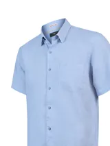 Camisa de manga corta RKF color celeste, confeccionada en lino orgánico, con cuello camisero, cierre frontal de botones, bolsillo ojal en el pecho con logo bordado y detalles estampados en el interior del cuello.