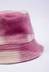 Gorro tipo bucket de textura peluda, con estampado a cuadros en tonos azules y beige.