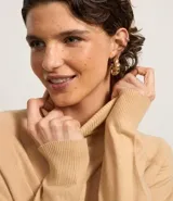 Blusa básica de punto marca Blue Steel, con cuello alto y manga larga. Confeccionada en tejido de punto recto con textura suave y cómoda.