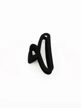 Pinza para el pelo de diseño minimalista en color negro mate, con estructura de dientes anchos para una sujeción firme.