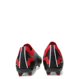 Championes de fútbol Umbro modelo Victory HG, diseñados para terrenos firmes. Presentan una combinación de colores negro y rojo, con capellada sintética texturizada para un mejor control del balón y una estructura ergonómica sin cordones para mayor ajuste.