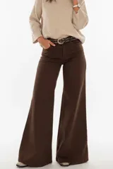 Jeans de denim estilo oxford en color marrón, con diseño de perneras amplias y tiro medio.