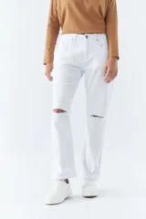 Pantalón de gabardina blanco de tiro medio, corte recto cropped, con cierre de cremallera y bolsillos.