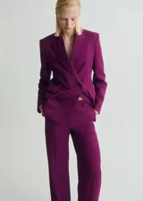 Pantalón sastre color fucsia de tiro bajo, con diseño recto, bolsillos laterales, bolsillos de ribete posteriores y detalle de pinzas.