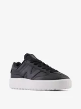 Championes urbanos New Balance modelo CT302, color negro con suela blanca, confeccionados en cuero sintético, con logo "N" característico en los laterales y entresuela alta.