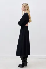 Vestido midi negro de viscosa, con escote redondo, espalda descubierta, mangas largas y frunces en cintura y cuello.