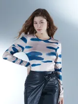 Body negro de manga larga con cuello redondo y estampado abstracto en tonos azules y beige que simulan pinceladas o nubes.
