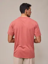 Remera básica de cuello redondo con bolsillo frontal, confeccionada en algodón con efecto de lavado gastado.