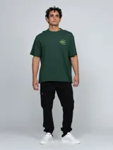 Remera Calvin Klein de manga corta y cuello redondo, color verde oscuro, confeccionada en algodón suave y transpirable. Cuenta con el monograma de la marca bordado en amarillo en el pecho.