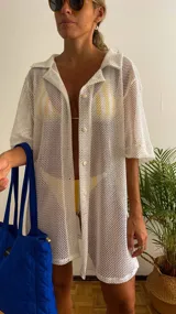 Camisa de playa blanca de red con cuello clásico y botones.