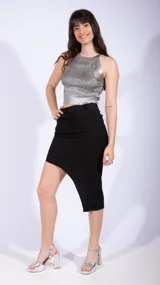 Falda negra de corte irregular, ajustada a la cintura y con largo hasta la rodilla.