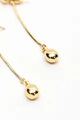 Aros colgantes plateados de metal, con diseño de botón superior con forma ovalada y dije en forma de lágrima suspendido por una fina cadena colgante.