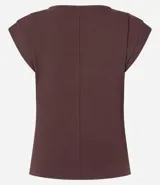 Top ajustado color rojo, con cuello redondo y mangas cortas tipo hombreras o almohadillas. El tejido parece ser de punto o viscosa con buena caída y presenta un fruncido horizontal a la altura de la cintura.