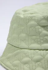 Gorro tipo bucket color marrón, de símil cuero con bordado a tono de la letra "M" repetida.