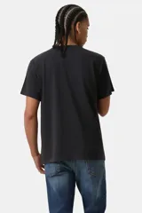 Remera de manga corta y cuello redondo Levi's University con corte relajado, color negro y estampado frontal tonal con el logotipo de la marca.