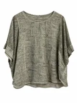 Blusa de manga corta holgada con cuello redondo y textura melange en tonos verdosos.