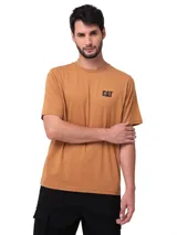 Remera de manga corta y cuello redondo, color marrón, con el logo de la marca CAT estampado en pequeño en el pecho.