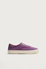 Zapatilla baja de cordones de Fruit of the Loom x Zara, confeccionada en tejido de algodón morado con detalles en tono burdeos y suela de goma blanca con volumen.