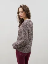 Buzo de lana con diseño de trenzas y ochos, de cuello redondo y calce holgado.