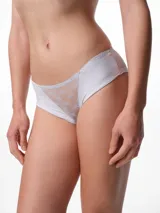 Bombacha de tiro medio confeccionada en microfibra y encaje, con panel frontal de encaje floral y laterales lisos. Cuenta con fundillo de algodón para mayor comodidad.
