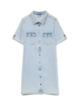 Vestido corto de denim en tono celeste claro, con cuello camisero, cierre frontal con botones metálicos, bolsillos con solapa en el pecho y mangas cortas con vuelta.