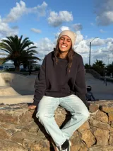 Pantalón de jean celeste claro, de corte holgado.